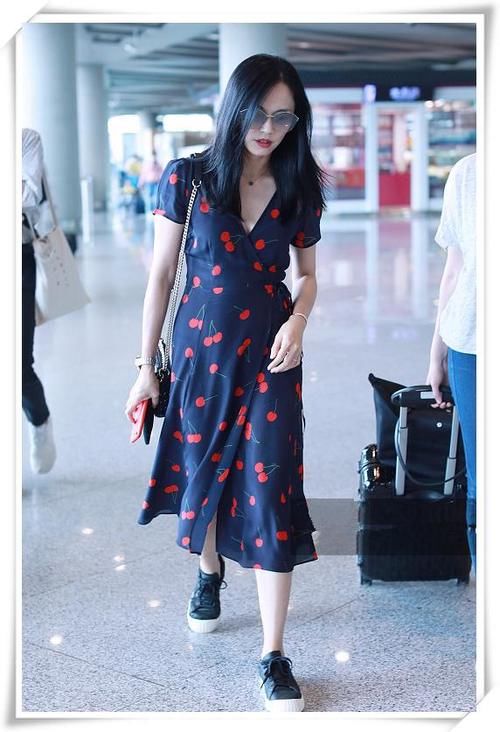 同穿樱桃裙,赵雅芝像年轻了20岁,姚晨凸出的肚子真让人尴尬!