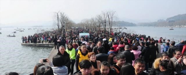 全国景区挤到质壁分离，旅客厕所一拥而上，都不管男的女的