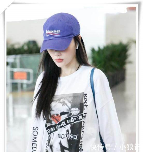 李小璐终于开始穿短裤秀腿了，网友发黑的双膝暴露了太多秘密！