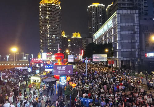 重庆这个地方太火了,直接封桥让游客拍照打卡,网友:暖心