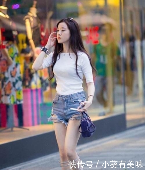  [风范]街拍：般般入画的小姐姐，一条浅蓝色的连衣裙，优雅气质女神风范