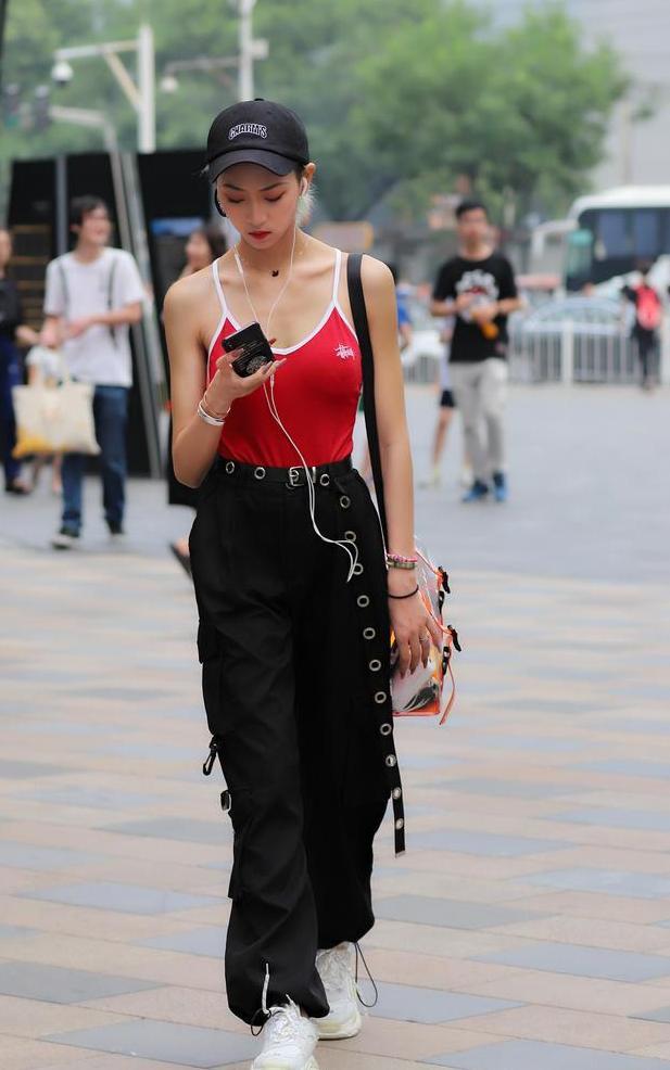 三里屯街拍:八位高冷范的姑娘时尚有型、各具特点,你喜哪一位?