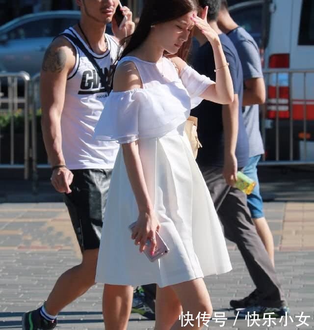 路人街拍穿绸缎长裙的小姐姐，白皙的皮肤，婀娜的身段