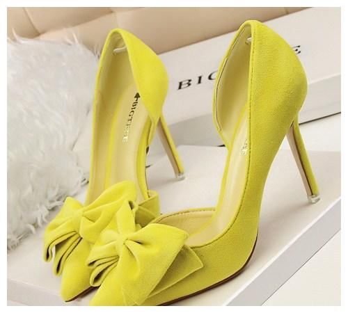 女人应该有双性感的高跟鞋，即可打造纤细美腿，瞬间增加回头率