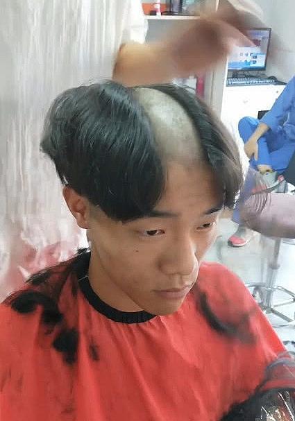 男子去理发店，说剪个超级时髦的发型，可是发型剪好后都笑了