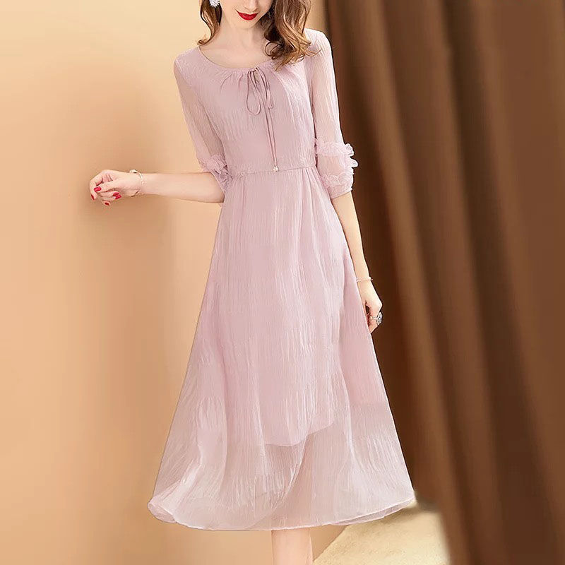 今年特流行过膝雪纺连衣裙，气质典雅显年轻，露出脚踝更惹人怜爱