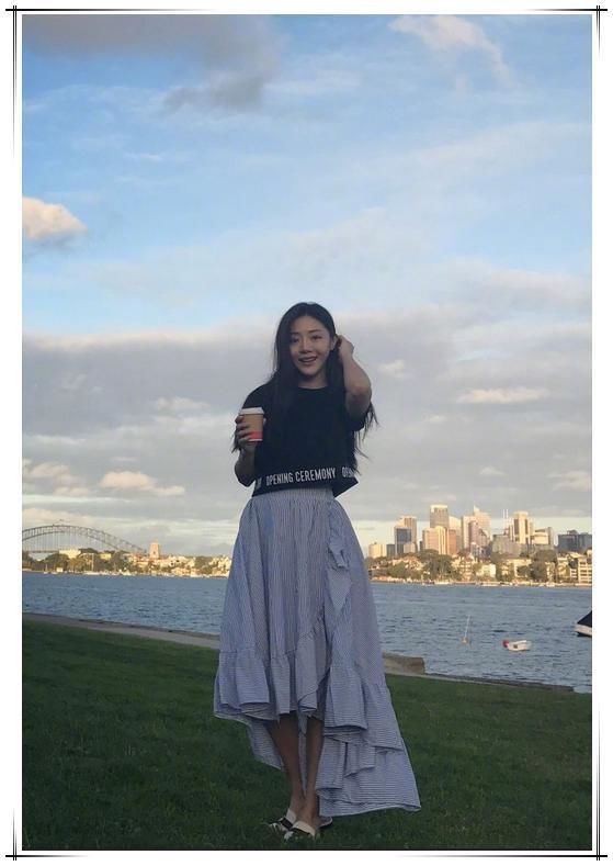 35岁邓家佳撞上37岁乐基儿，只差2岁却是大妈与少女既视感!