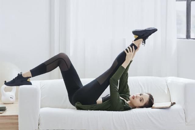 古力娜扎秀美腿，姿势魅惑让人想入非非，头发后梳，脖子却惨了