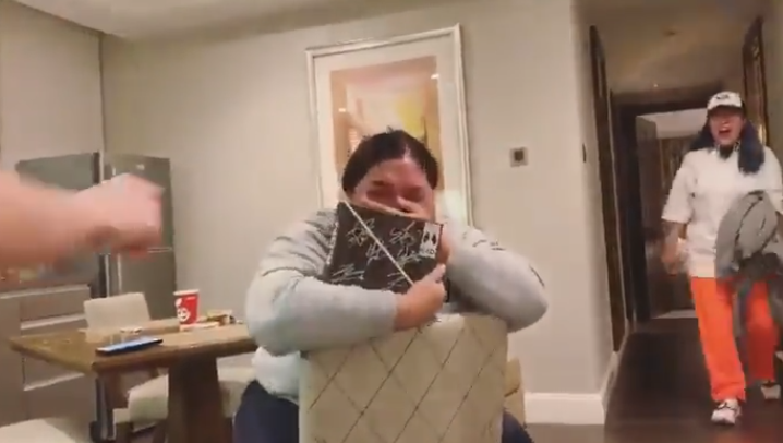 『亲笔签名』做朴山多拉的朋友好幸福！送礼物都是EXO专辑，还有EXO亲笔签名