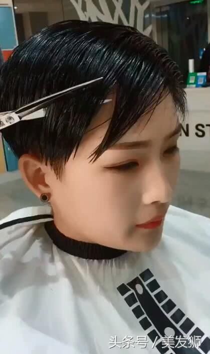 身材超有料的短发美女想剪个新发型，剪完后的样子真的是男女通吃