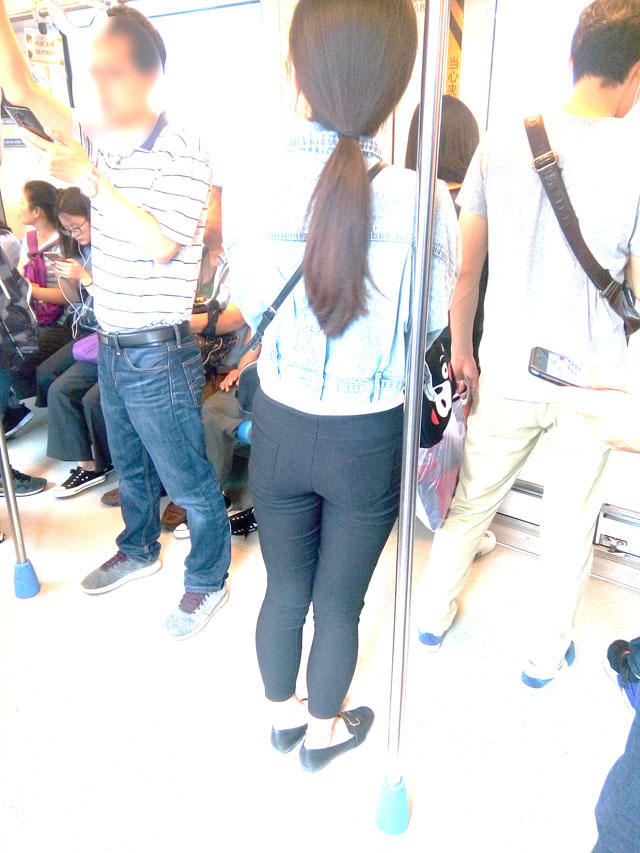 小姐姐穿黑色紧身裤细腰的人体美学，就是一件动感的艺术品