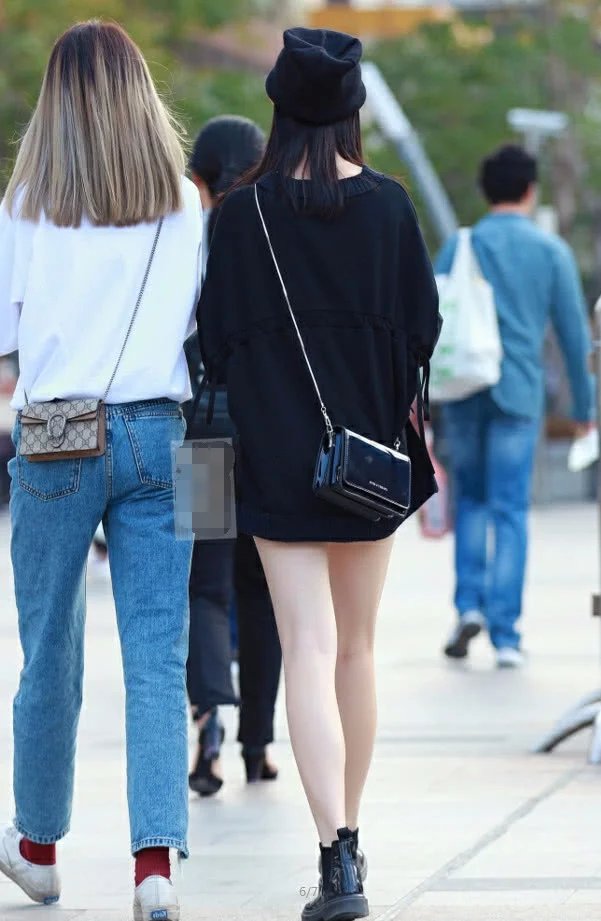 清熟小姐姐搭伴出街，一个包裹的严严实实，一个露出白嫩的大长腿