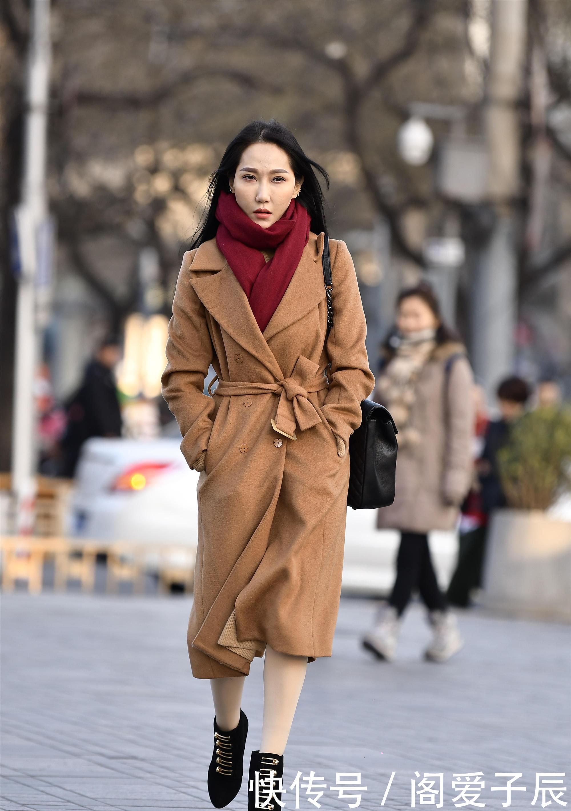  「小腿」街拍：小姐姐不怕冷，灰色方格子风衣搭配黑白色围巾，露着小腿！
