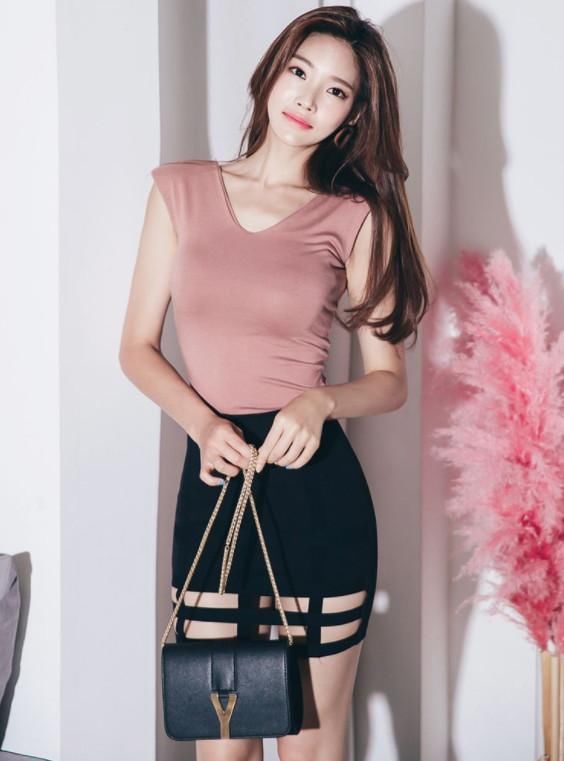 街拍:紧身包臀裙美女,展现美好身段,尽显优雅气息!