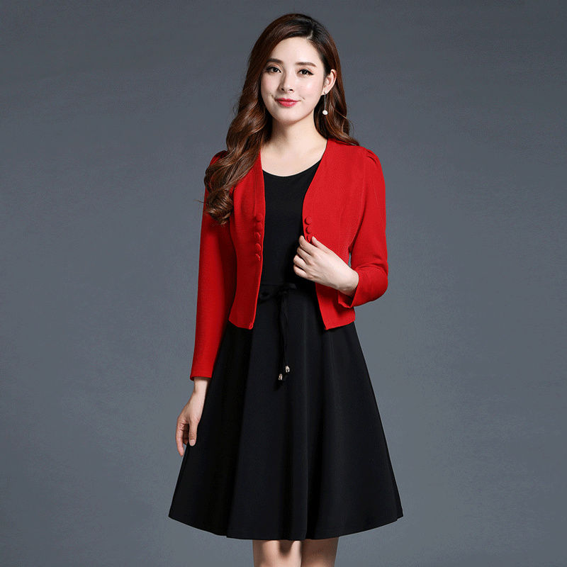 中秋弟弟结婚，老妈穿欧式“红酒裙出席，端庄优雅，美的惊艳四方