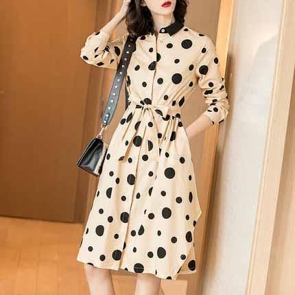 马上国庆了，出门游玩千万别穿碎花裙!瞧这港风套装，减龄又方便