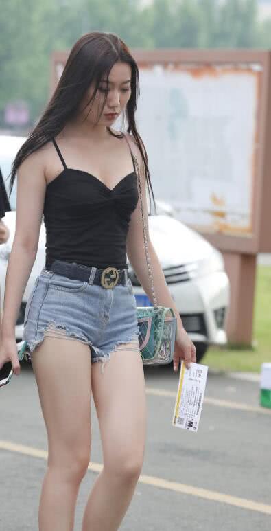 成熟小姐姐黑色细吊带勾勒出玲珑有致的身材曲线,十分迷人