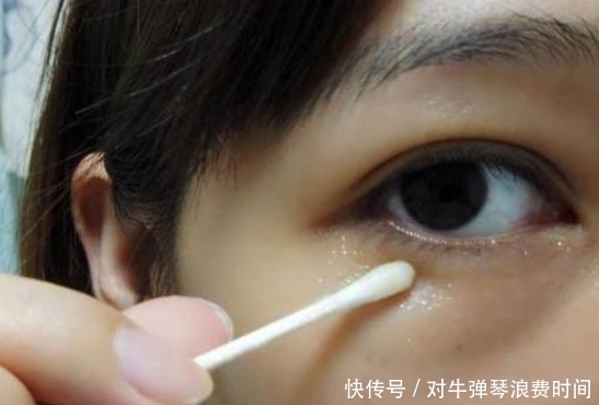  女人：女人别管多少岁，涂眼霜记住“3不准”！不然再贵的眼霜都是浪费
