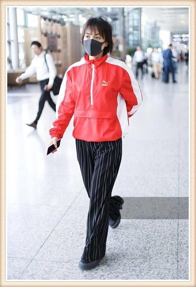 背带裤粉帽子的吴昕满满少女感，就是这双腿太出戏了