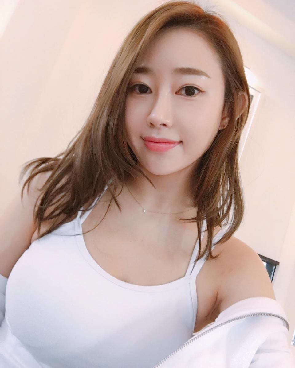 紧身装气质女神，丰韵身姿，自信笑容！