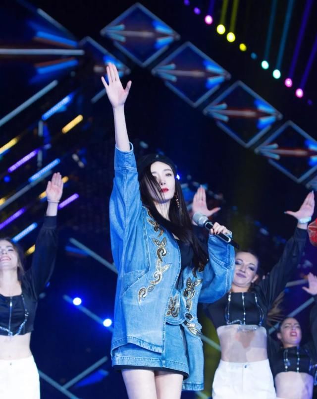  #牛仔单品#永远不会过时的经典，牛仔归来，你的衣柜里还缺少一件牛仔吗