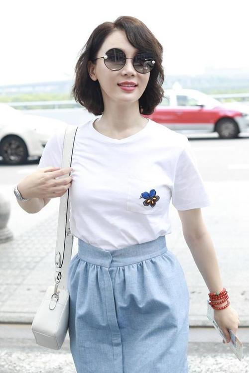 41岁陈数一袭靓丽打扮亮相，牵手儿子如姐弟！完全看不出年龄差啊