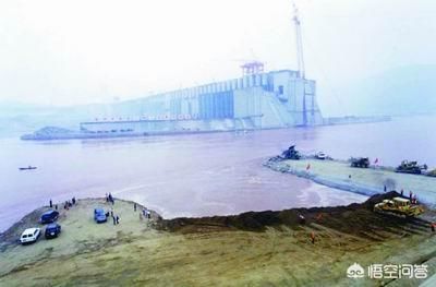 三峡工程大坝初建时是如何成功截流的？