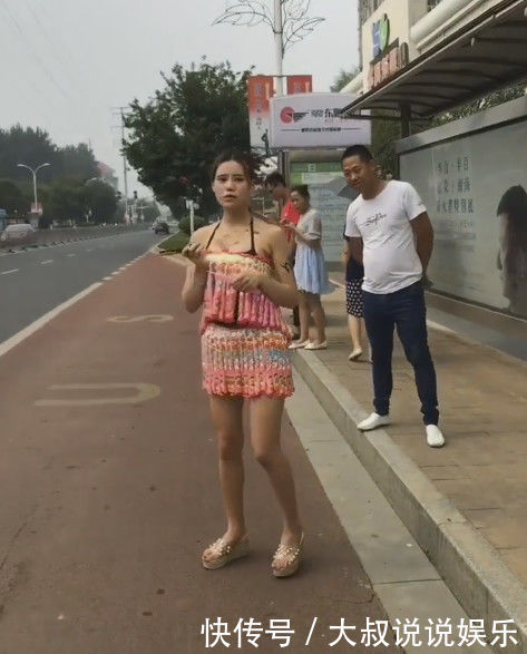 美女身穿冰棒衣在公交站等车，最时尚的防暑神器