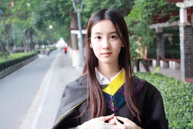 打败章泽天的第一校花，真人比照片好看，私服也是秒杀沈月的存在