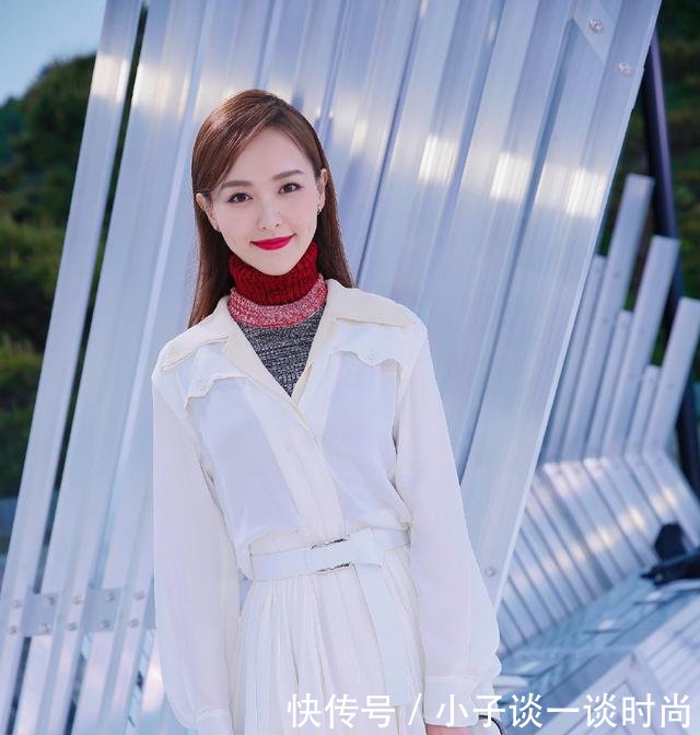 唐嫣金色高跷裤简直是显的腿长一米八的节奏，这回眸简直就是女神