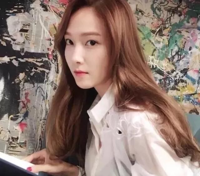 当女星染了发，周洁琼软萌，热巴美出新高度，何洁美的像个洋娃娃