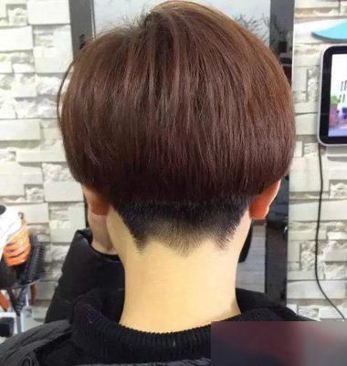 狗啃式刘海搭配短发很时尚！