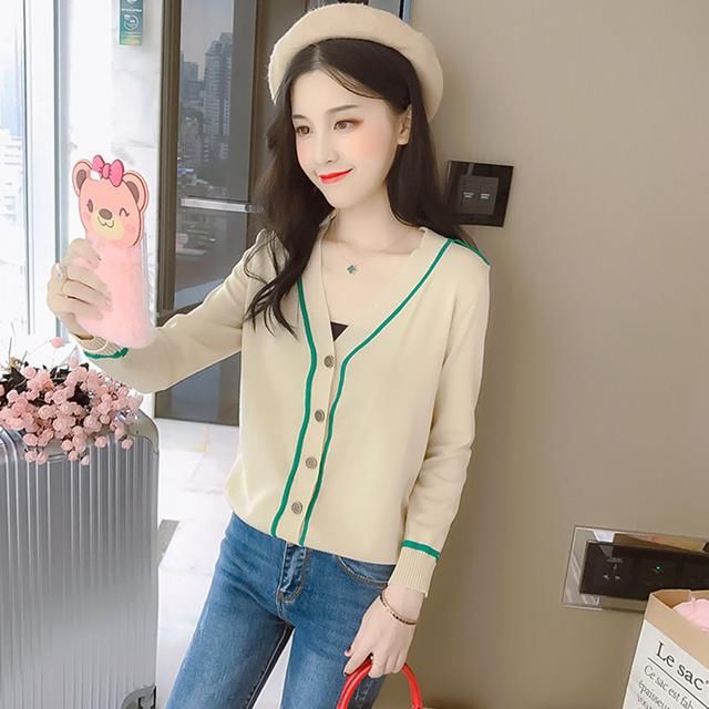 妈妈去趟上海旅游，回家把真丝裙全扔了！换上超减龄的开衫