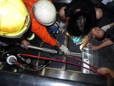  救援|家长警惕！同安小女孩手指被卡，竟是玩具惹的祸！消防员现场巧妙救援→