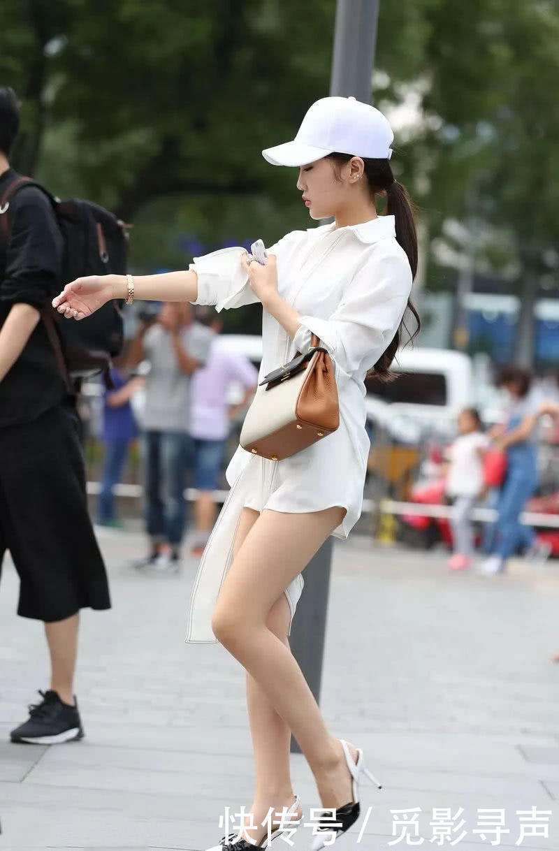 甜美小姐姐玩起下身消失毫不吝啬，修长皙白美腿看点十足