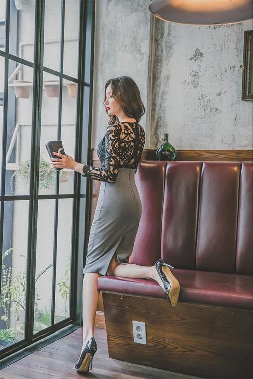 优雅干练的OL风美女，高腰短裙显玲珑曲线，气质超然赏心悦目！