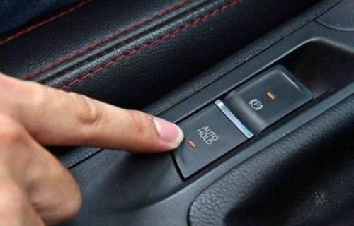  发生■高速公路上行驶到120Km/h时，突然按下手刹，会发生什么事