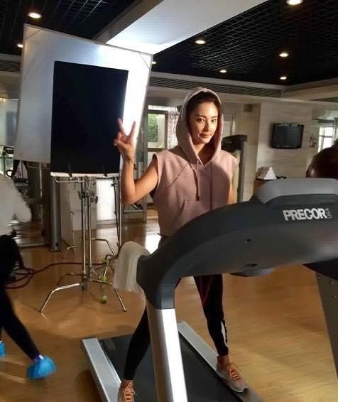 张雨绮你的长裙照吓到我了!前凸后翘撑起好身材，其他人自惭形秽