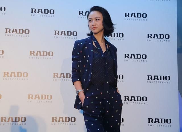 零绯闻女星汤唯，一件吊带连衣裙温婉又性感