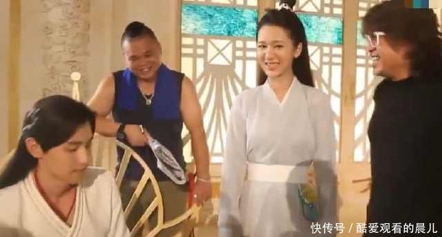 邓伦采访澄清关系，7字回应让人揪心，网友：杨紫要淡定！