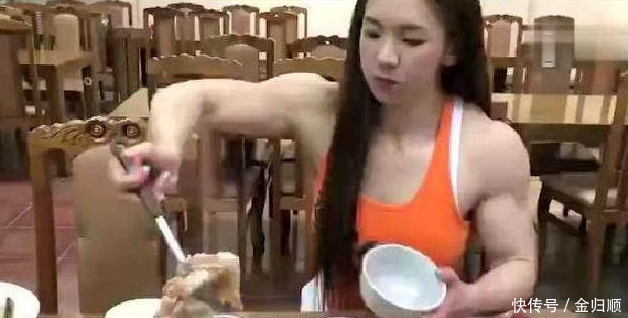 女子在火锅店吃火锅，众人看见她的身材后，眼珠子都快掉出来了！