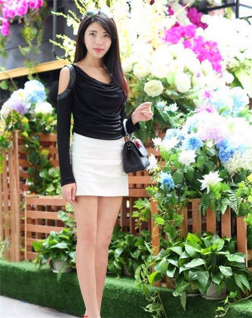 女人|街拍:轻熟的女人,身穿修身连衣裙,散发优雅的气息