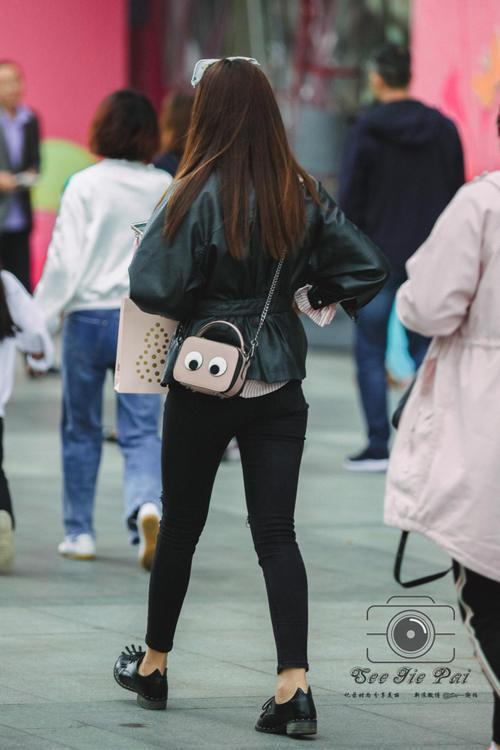 路人街拍，很可爱的小姐姐，目光一直被这个小包包吸引