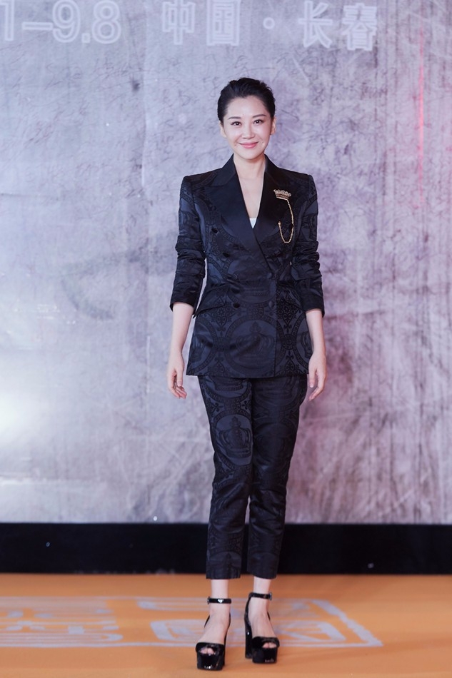 美帅！许晴西装look英姿飒爽