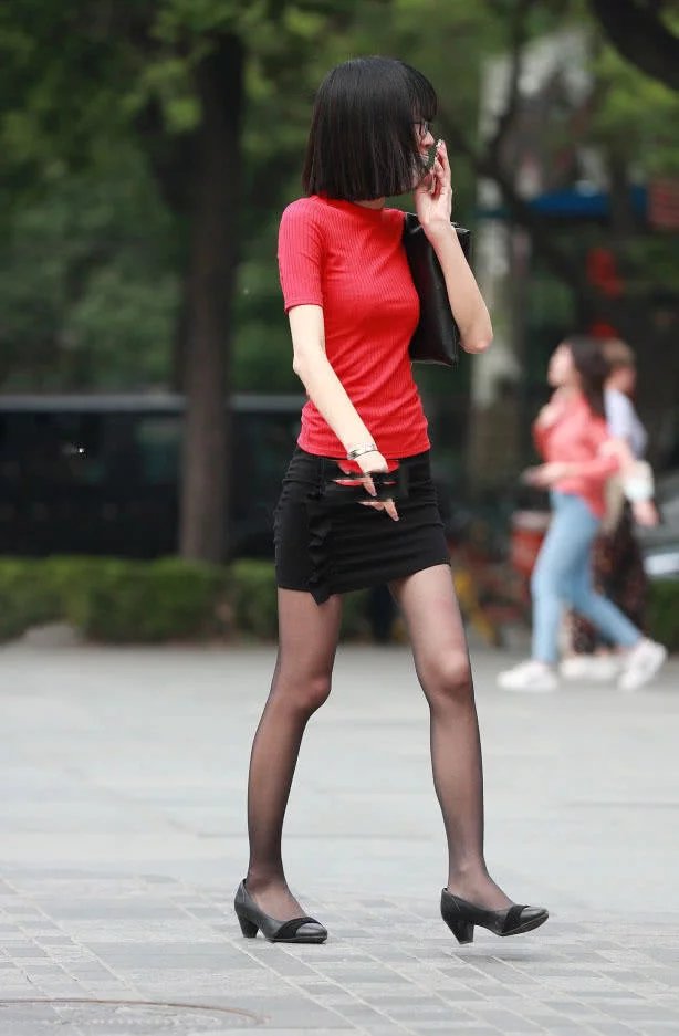 窈窕小姐姐贴身上衣搭配包臀裙显凹凸有致好身材，黑丝包裹的大长