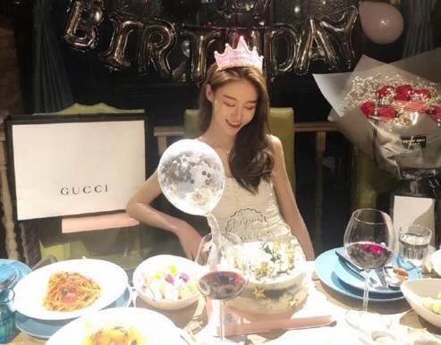 温婉素颜开直播，巧妙回应土豪男友与整容，观众直呼情商真高！