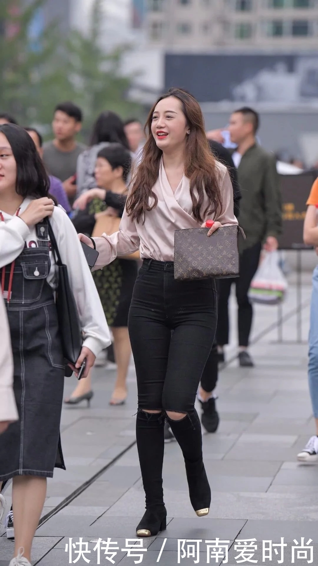 【 紧身裤】穿着不热吗,街拍辣妈的紧身裤这么小