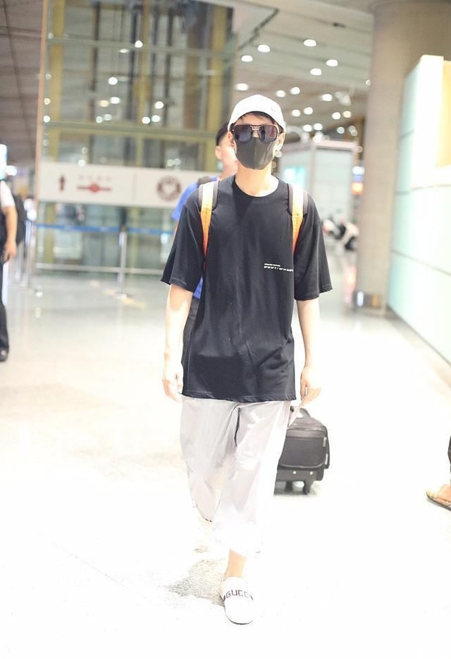 秦俊杰分手后首露面，一条阔腿裤穿成了五五分身材，网友:还显矮