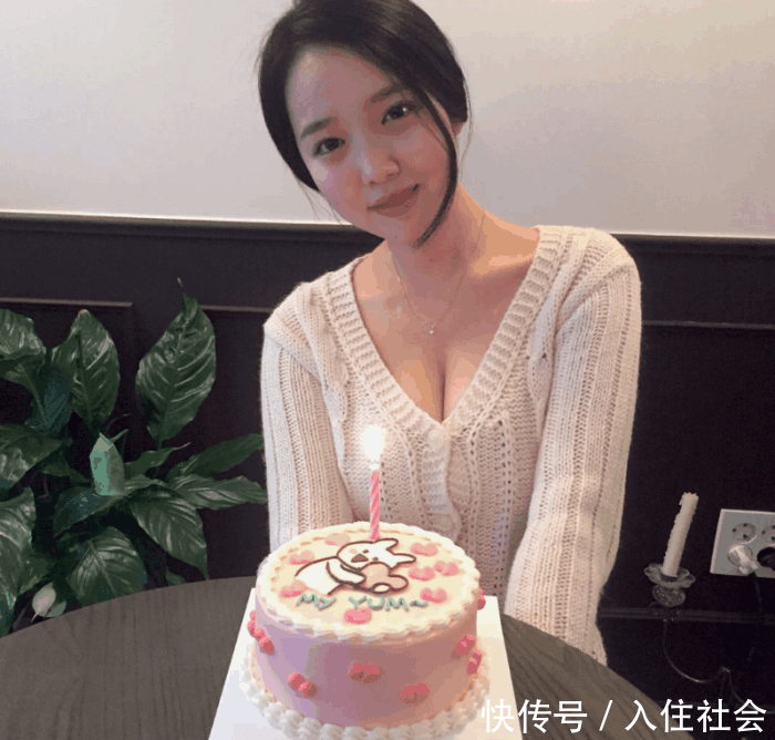 微胖女神身高不到一米7, 体重已经120斤了, 却还在每天晒美食