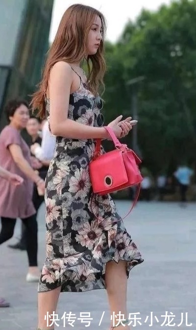「时尚」时尚穿搭:女生的薄纱蕾丝裙总是那么仙,爱不释手